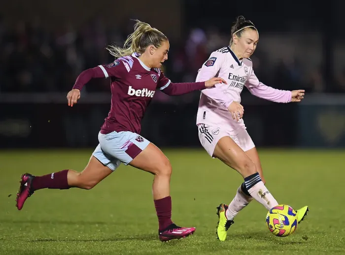 Framed Print : Arsenal's Caitlin Foord Shines in Women's Super League Clash Against West Ham United