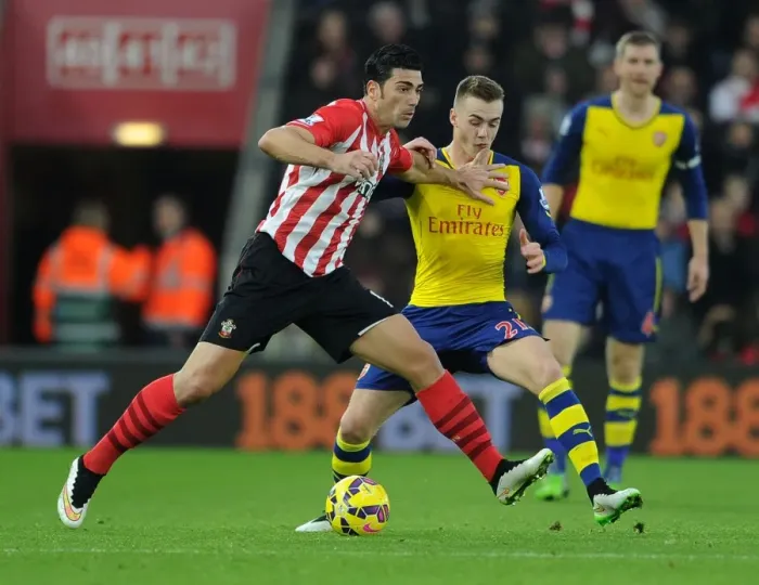 Framed Print : Arsenal's Calum Chambers Closes Down Southampton's Graziano Pelle in Premier League Clash (Southampton v Arsenal 2014-15)