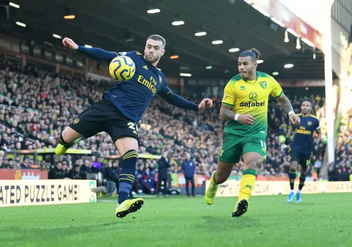 Framed Print : Arsenal's Calum Chambers Faces Pressure from Norwich's Onel Hernandez During Premier League Clash Framed Print : Arsenal's Calum Chambers Faces Pressure from Norwich's Onel Hernandez During Premier League Clash