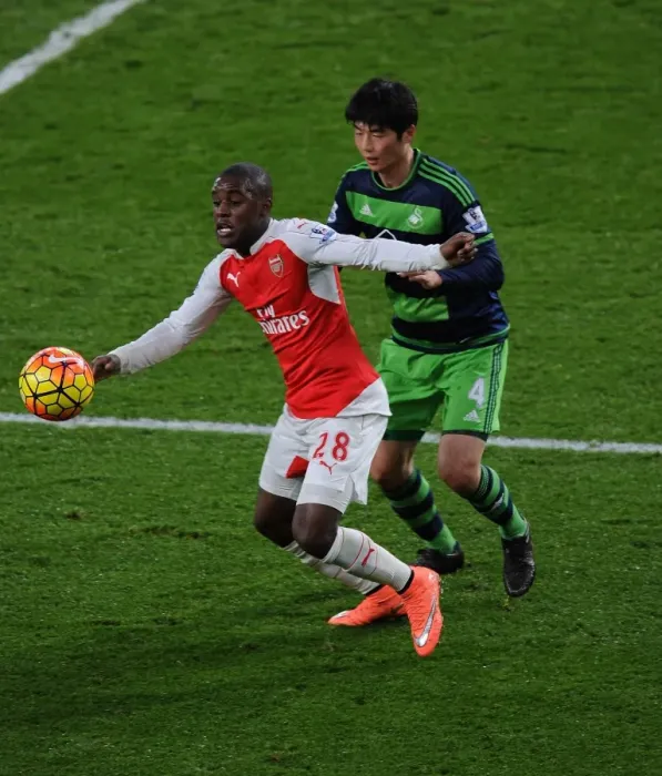 Framed Print : Arsenal's Campbell Fends Off Swansea's Sung-Yueng in Intense Premier League Showdown (2015-16)