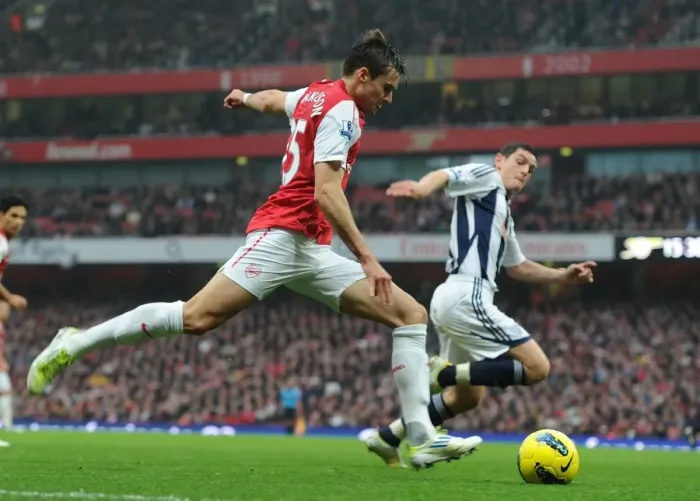 Framed Print : Arsenal's Carl Jenkinson Clashes with West Brom's Graham Dorrans in Premier League Showdown Framed Print : Arsenal's Carl Jenkinson Clashes with West Brom's Graham Dorrans in Premier League Showdown