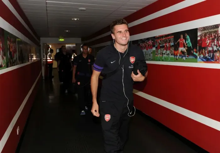 Framed Print : Arsenal's Carl Jenkinson Ready for Action Against Sunderland (2012-13) Framed Print : Arsenal's Carl Jenkinson Ready for Action Against Sunderland (2012-13)