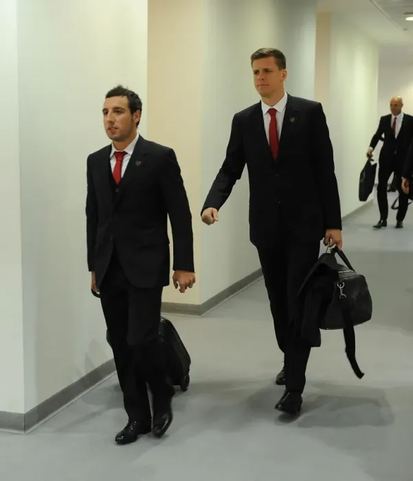 Framed Print : Arsenal's Cazorla and Szczesny Before Arsenal v Liverpool (2013-14)