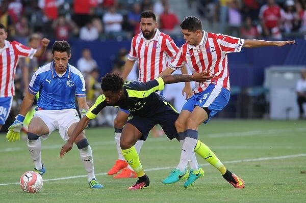 Arsenal's Chuba Akpom Clashes with Chivas Carlos Villela and Antonio Rodriguez