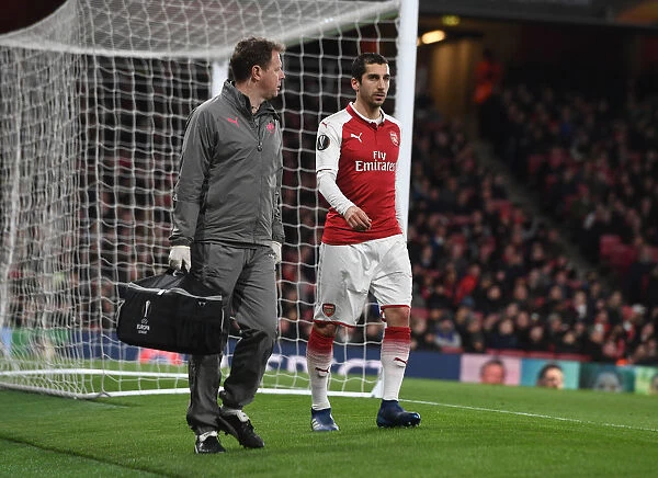 Arsenal's Colin Lewin Tends to Injured Henrikh Mkhitaryan vs CSKA Moscow, Europa League Quarterfinals