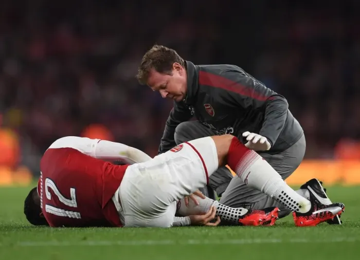 Framed Print : Arsenal's Colin Lewin Tends to Olivier Giroud during Match against Doncaster in Carabao Cup