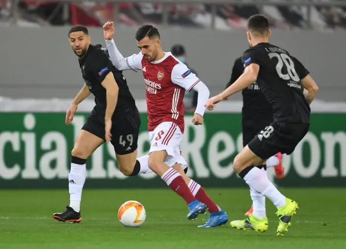 Framed Print : Arsenal's Dani Ceballos Breaks Past Benfica's Taarabt and Weigl in Europa League Clash Framed Print : Arsenal's Dani Ceballos Breaks Past Benfica's Taarabt and Weigl in Europa League Clash