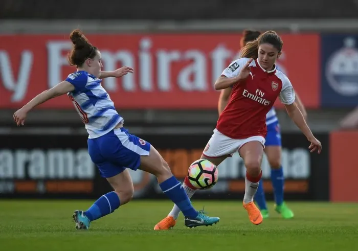 Framed Print : Arsenal's Danielle van de Donk Outmaneuvers Reading's Lauren Bruton in WSL Action