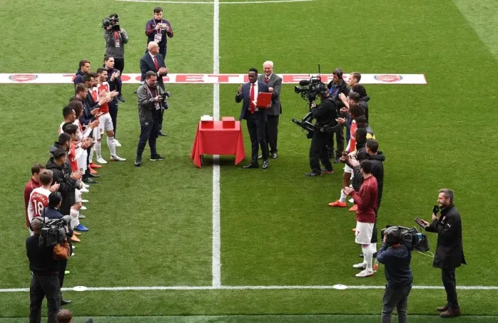 Framed Print : Arsenal's Danny Welbeck Honored with Guard of Honor after Last Home Game Framed Print : Arsenal's Danny Welbeck Honored with Guard of Honor after Last Home Game