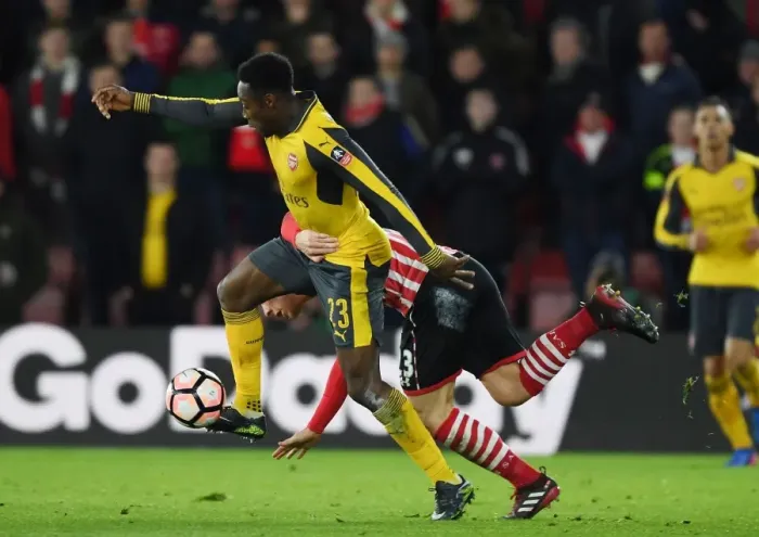 Framed Print : Arsenal's Danny Welbeck Outmaneuvers Southampton's Pierre-Emile Hojbjerg in FA Cup Clash