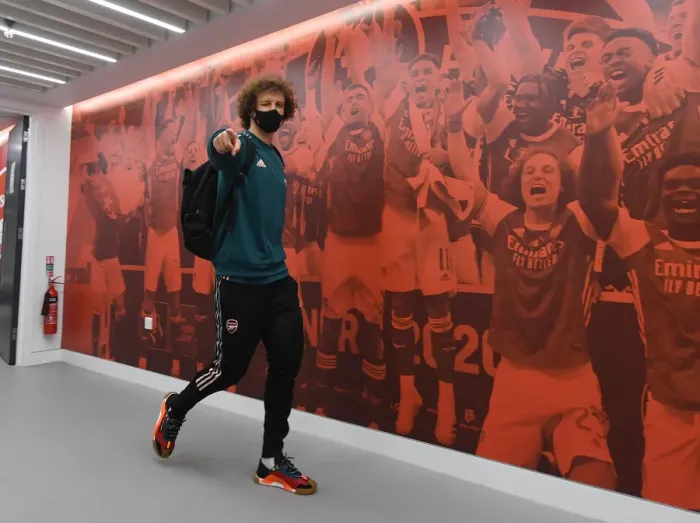Framed Print : Arsenal's David Luiz Prepares for Arsenal v Liverpool - FA Community Shield Showdown