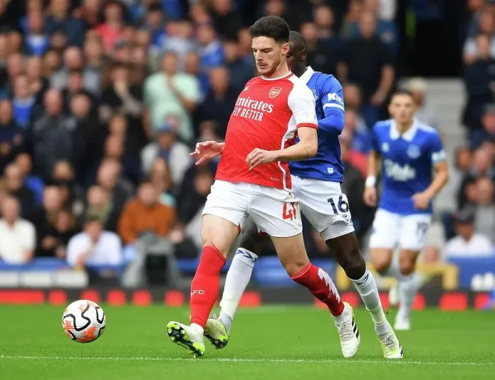 Framed Print : Arsenal's Declan Rice Fights Past Everton's Abdoulaye Doucoure in Premier League Clash (Everton vs Arsenal 2023-24) Framed Print : Arsenal's Declan Rice Fights Past Everton's Abdoulaye Doucoure in Premier League Clash (Everton vs Arsenal 2023-24)