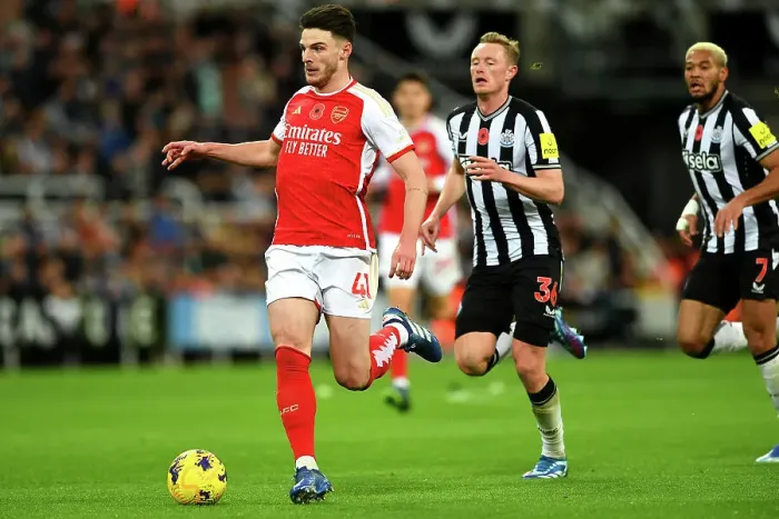 Framed Print : Arsenal's Declan Rice Fights Past Newcastle's Sean Longstaff in Premier League Clash