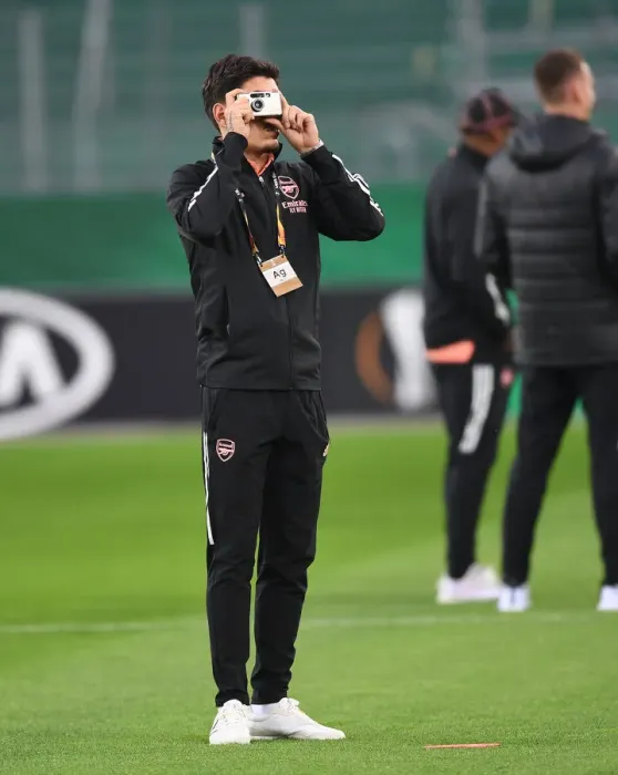 Framed Print : Arsenal's Defender Hector Bellerin: Ready for Rapid Vienna Clash in Europa League