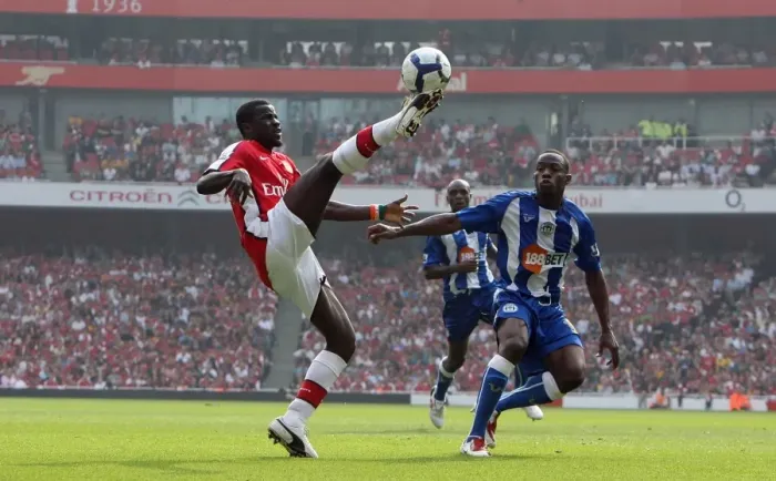 Framed Print : Arsenal's Dominant Performance: 4-0 Over Wigan Athletic featuring Eboue and Figueroa