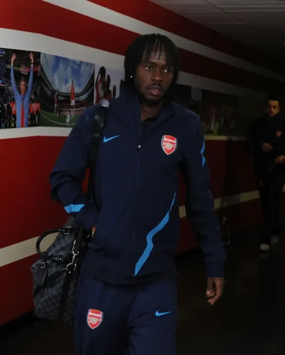 Framed Print : Arsenal's Dominant Performance: Gervinho Scores in 3-0 Victory over AC Milan (UEFA Champions League, Round of 16)