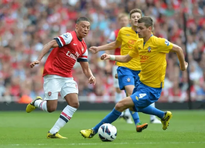 Framed Print : Arsenal's Dominant Victory: Oxlade-Chamberlain's Brilliant Performance in Arsenal's 6-1 Thrashing of Southampton