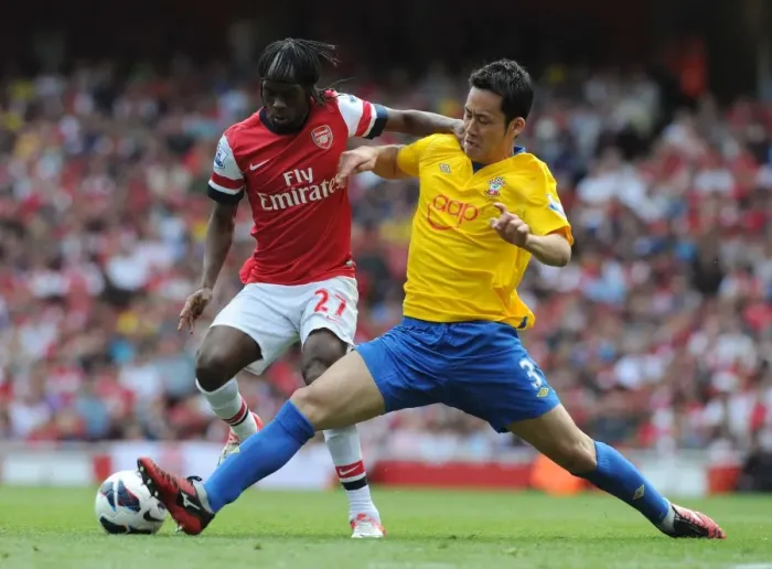 Framed Print : Arsenal's Dominant Victory: Gervinho Scores in 6-1 Rout against Southampton (Premier League, 2012-13)