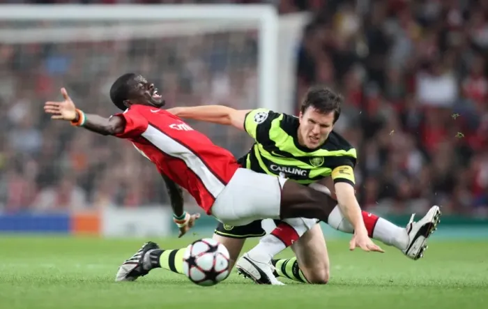 Framed Print : Arsenal's Eboue Shines in 3:1 UEFA Champions League Victory over Celtic's Caldwell