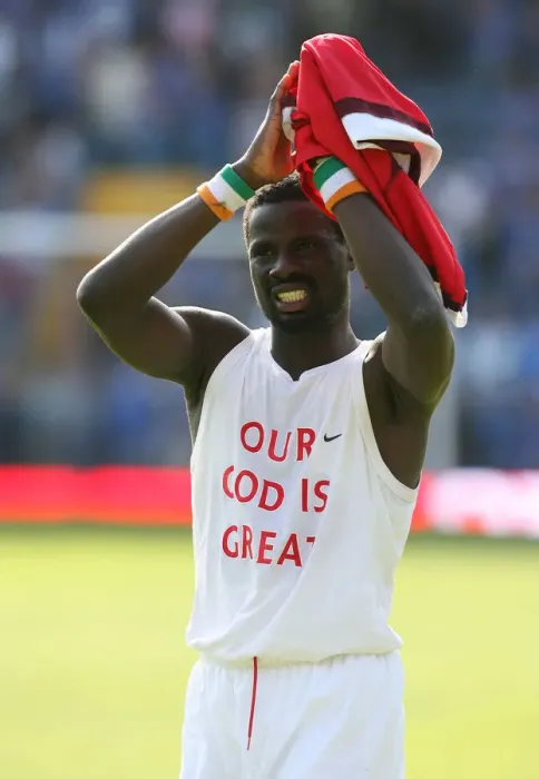 Framed Print : Arsenal's Eboue Shines: 4-0 Crush of Portsmouth Framed Print : Arsenal's Eboue Shines: 4-0 Crush of Portsmouth