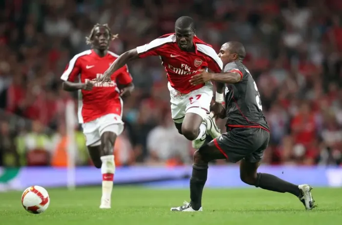 Framed Print : Arsenal's Eboue Shines in 4:0 UEFA Champions League Victory over Twente's Braafheid