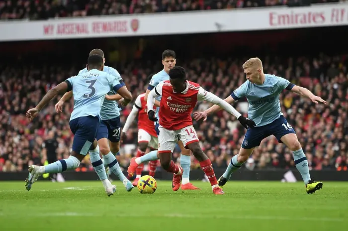 Framed Print : Arsenal's Eddie Nketiah Clashes with Brentford's Ben Mee and Rico Henry in Premier League Showdown