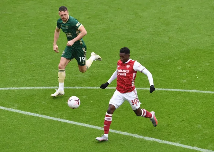 Framed Print : Arsenal's Eddie Nketiah Clashes with Sheffield United's Jack Robinson in Premier League Showdown