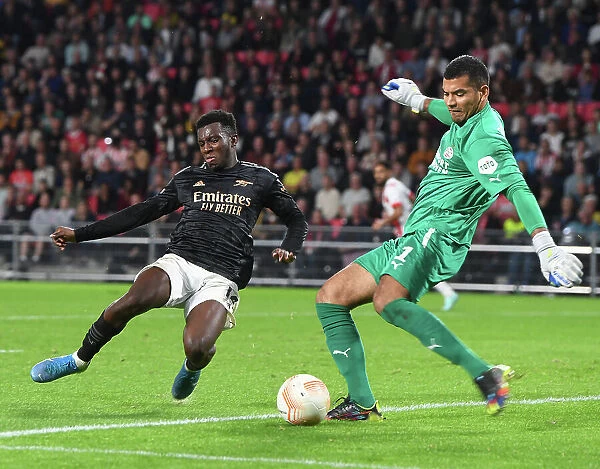 Arsenal's Eddie Nketiah Closes In on PSV Goalkeeper during Europa League Clash