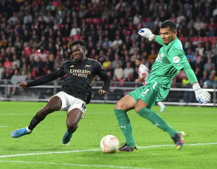 Framed Print : Arsenal's Eddie Nketiah Closes In on PSV Goalkeeper during Europa League Clash Framed Print : Arsenal's Eddie Nketiah Closes In on PSV Goalkeeper during Europa League Clash