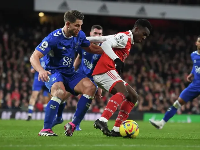 Framed Print : Arsenal's Eddie Nketiah Fends Off Everton's James Tarkowski in Intense Premier League Clash