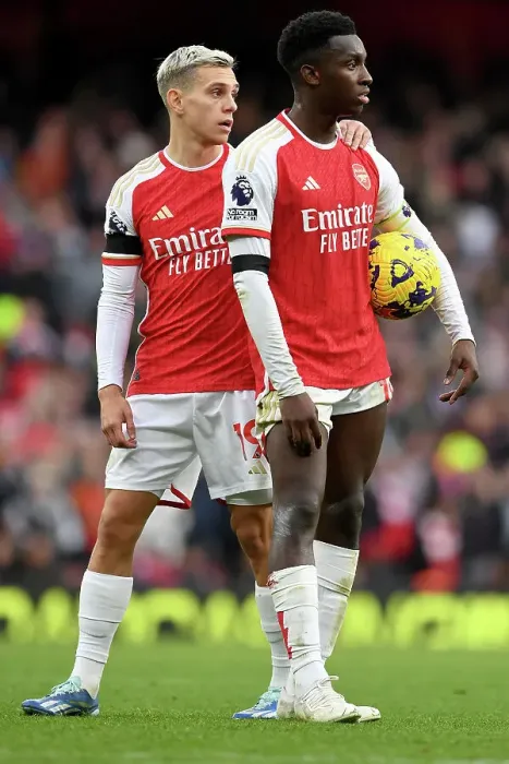 Framed Print : Arsenal's Eddie Nketiah Holds Ball Against Sheffield United - Premier League 2023-24