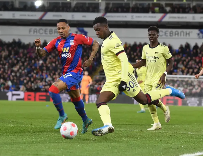Framed Print : Arsenal's Eddie Nketiah Outmaneuvers Crystal Palace's Nathaniel Clyne in Premier League Clash