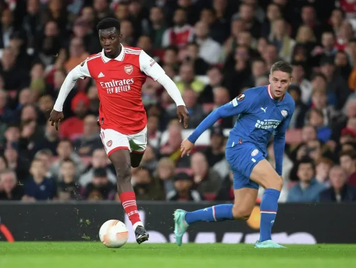 Framed Print : Arsenal's Eddie Nketiah Outmaneuvers PSV's Joey Veerman in Europa League Clash Framed Print : Arsenal's Eddie Nketiah Outmaneuvers PSV's Joey Veerman in Europa League Clash