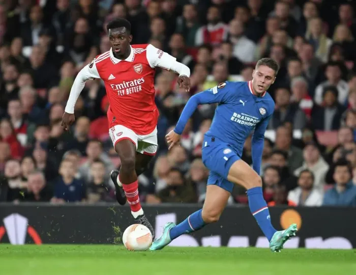 Framed Print : Arsenal's Eddie Nketiah Scores Past PSV's Joey Veerman in Europa League Clash