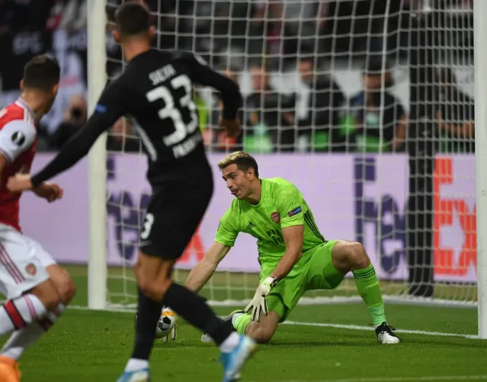 Framed Print : Arsenal's Emi Martinez in Action against Eintracht Frankfurt in UEFA Europa League Group F Framed Print : Arsenal's Emi Martinez in Action against Eintracht Frankfurt in UEFA Europa League Group F