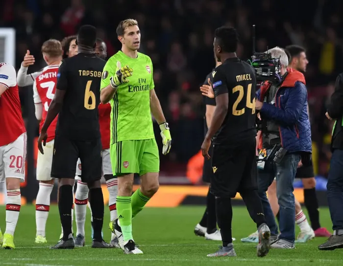 Framed Print : Arsenal's Emi Martinez and Mikel Agu Share a Moment after Arsenal v Vitoria Europa League Clash