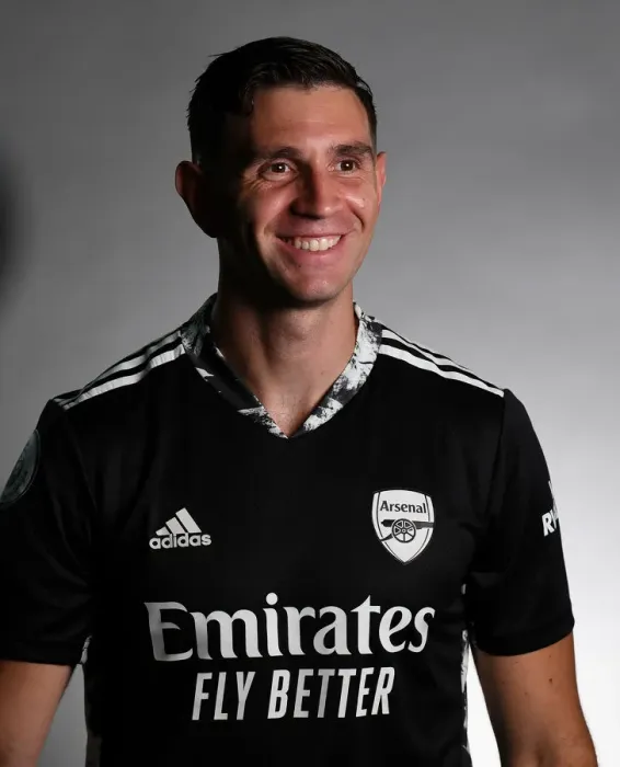 Framed Print : Arsenal's Emi Martinez Radiates Confidence at 2020-21 First Team Photocall