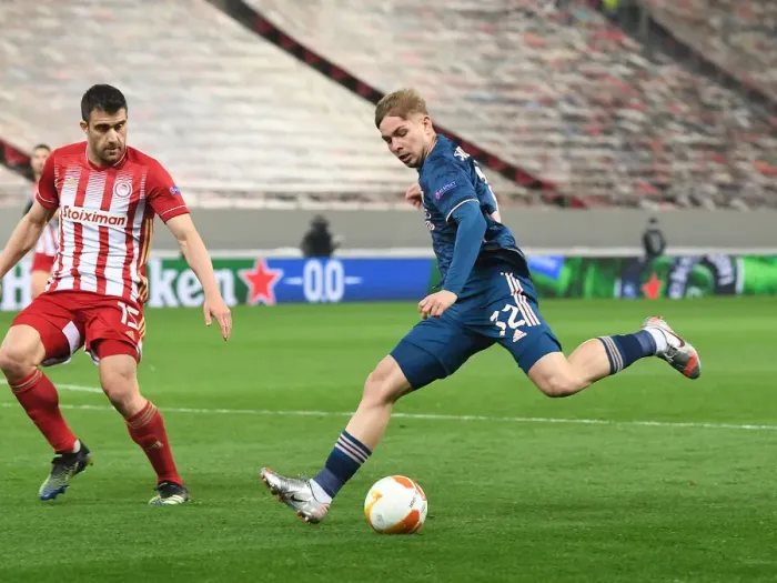 Framed Print : Arsenal's Emile Smith Rowe Clashes with Olympiacos Sokratis in Empty Europa League Arena Framed Print : Arsenal's Emile Smith Rowe Clashes with Olympiacos Sokratis in Empty Europa League Arena