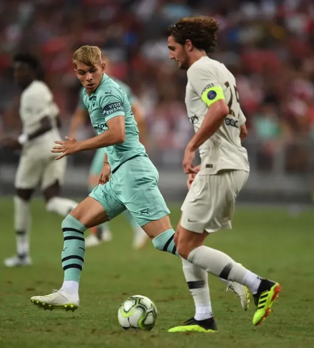 Framed Print : Arsenal's Emile Smith Rowe Clashes with Paris Saint-Germain's Adrien Rabiot in Pre-Season Friendly Framed Print : Arsenal's Emile Smith Rowe Clashes with Paris Saint-Germain's Adrien Rabiot in Pre-Season Friendly