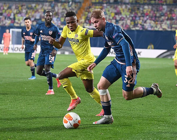 Arsenal's Emile Smith Rowe Clashes with Villarreal's Samuel Chukwueze in UEFA Europa League Semi-Final