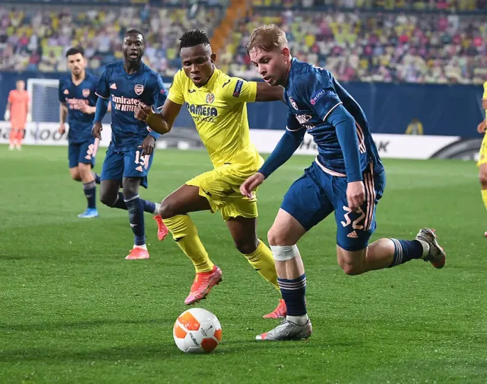 Framed Print : Arsenal's Emile Smith Rowe Clashes with Villarreal's Samuel Chukwueze in UEFA Europa League Semi-Final Framed Print : Arsenal's Emile Smith Rowe Clashes with Villarreal's Samuel Chukwueze in UEFA Europa League Semi-Final