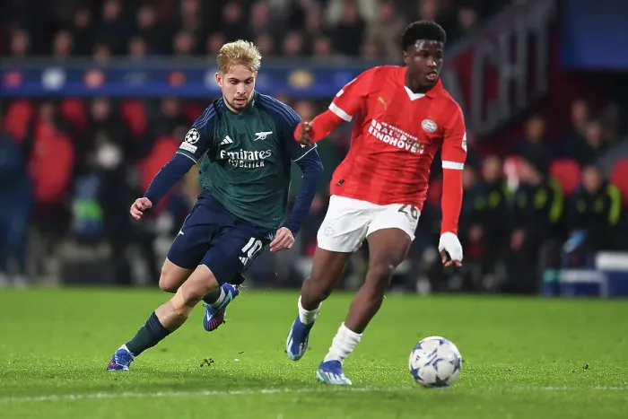 Framed Print : Arsenal's Emile Smith Rowe Closes In on PSV Eindhoven's Isaac Babadi in UEFA Champions League Clash Framed Print : Arsenal's Emile Smith Rowe Closes In on PSV Eindhoven's Isaac Babadi in UEFA Champions League Clash
