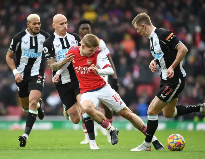 Framed Print : Arsenal's Emile Smith Rowe Faces Off Against Newcastle's Shelvey and Krafth in Premier League Clash
