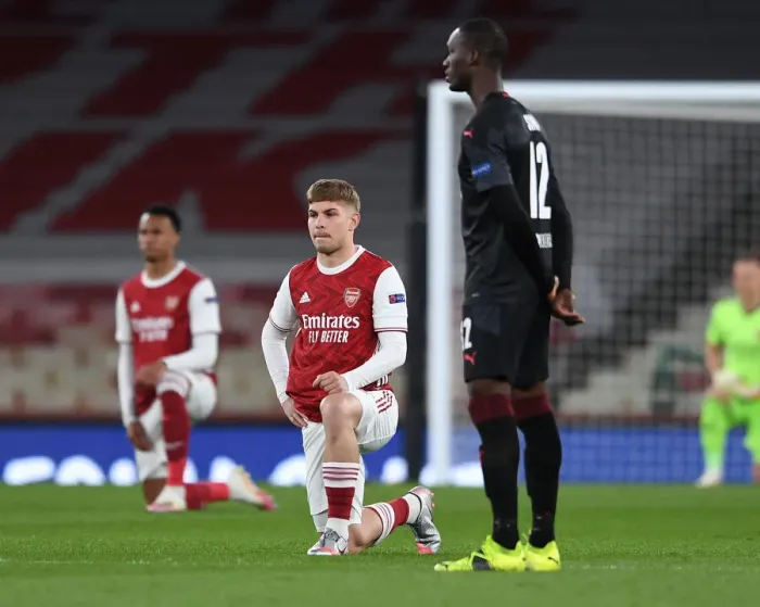 Framed Print : Arsenal's Emile Smith Rowe Kneels at Empty Emirates Stadium in Europa League Quarterfinal vs Slavia Praha Framed Print : Arsenal's Emile Smith Rowe Kneels at Empty Emirates Stadium in Europa League Quarterfinal vs Slavia Praha