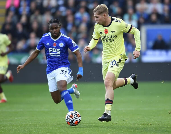 Arsenal's Emile Smith Rowe Outmaneuvers Leicester's Ademola Lookman in Premier League Clash