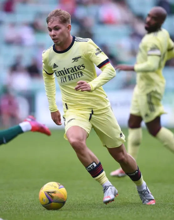 Framed Print : Arsenal's Emile Smith Rowe Shines in Pre-Season Victory over Hibernian Framed Print : Arsenal's Emile Smith Rowe Shines in Pre-Season Victory over Hibernian