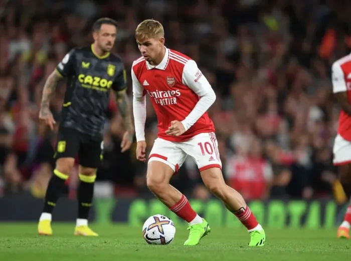 Framed Print : Arsenal's Emile Smith Rowe Shines in Premier League Clash Against Aston Villa