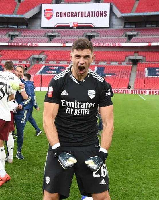 Framed Print : Arsenal's Emiliano Martinez Celebrates FA Community Shield Victory over Liverpool