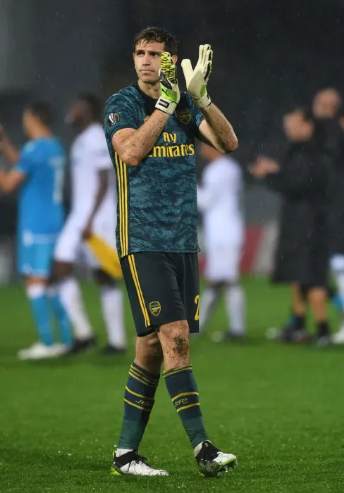 Framed Print : Arsenal's Emiliano Martinez Celebrates with Fans after Vitoria Guimaraes Victory in Europa League