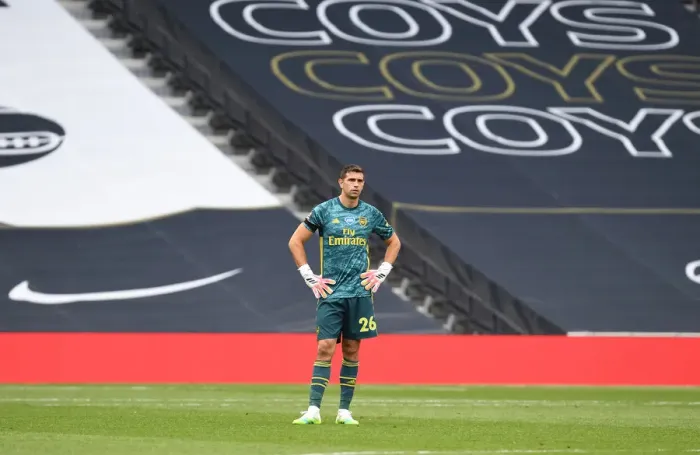 Framed Print : Arsenal's Emiliano Martinez Focused During Tottenham-Arsenal Premier League Clash (2019-20) Framed Print : Arsenal's Emiliano Martinez Focused During Tottenham-Arsenal Premier League Clash (2019-20)